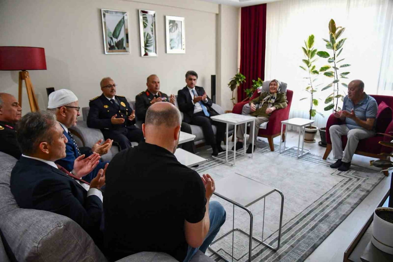 BOLU'DA VALİ ABDULAZİZ AYDIN VE BERABERİNDEKİ HEYET, 15 TEMMUZ DARBE GİRİŞİMİNDE ŞEHİT OLAN POLİS...