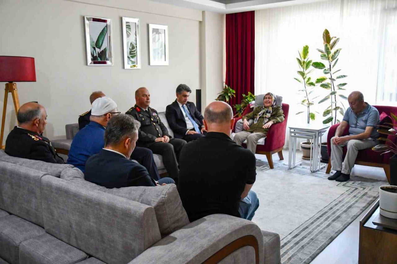 BOLU'DA VALİ ABDULAZİZ AYDIN VE BERABERİNDEKİ HEYET, 15 TEMMUZ DARBE GİRİŞİMİNDE ŞEHİT OLAN POLİS...