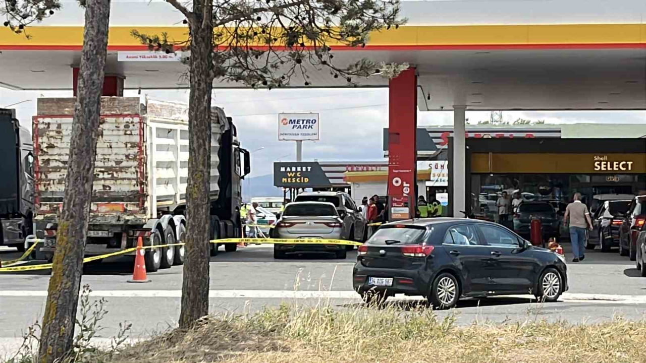 BOLU'NUN DÖRTDİVAN İLÇESİNDE TEM OTOYOLU ÜZERİNDE BULUNAN BİR AKARYAKIT İSTASYONUNDA ÇIKAN...