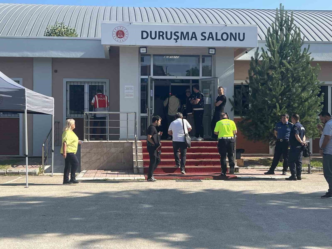 BOLU BELEDİYE BAŞKANLIĞI GÖREVİNDEN UZAKLAŞTIRILAN TANJU ÖZCAN'IN DA ARALARINDA BULUNDUĞU 19...