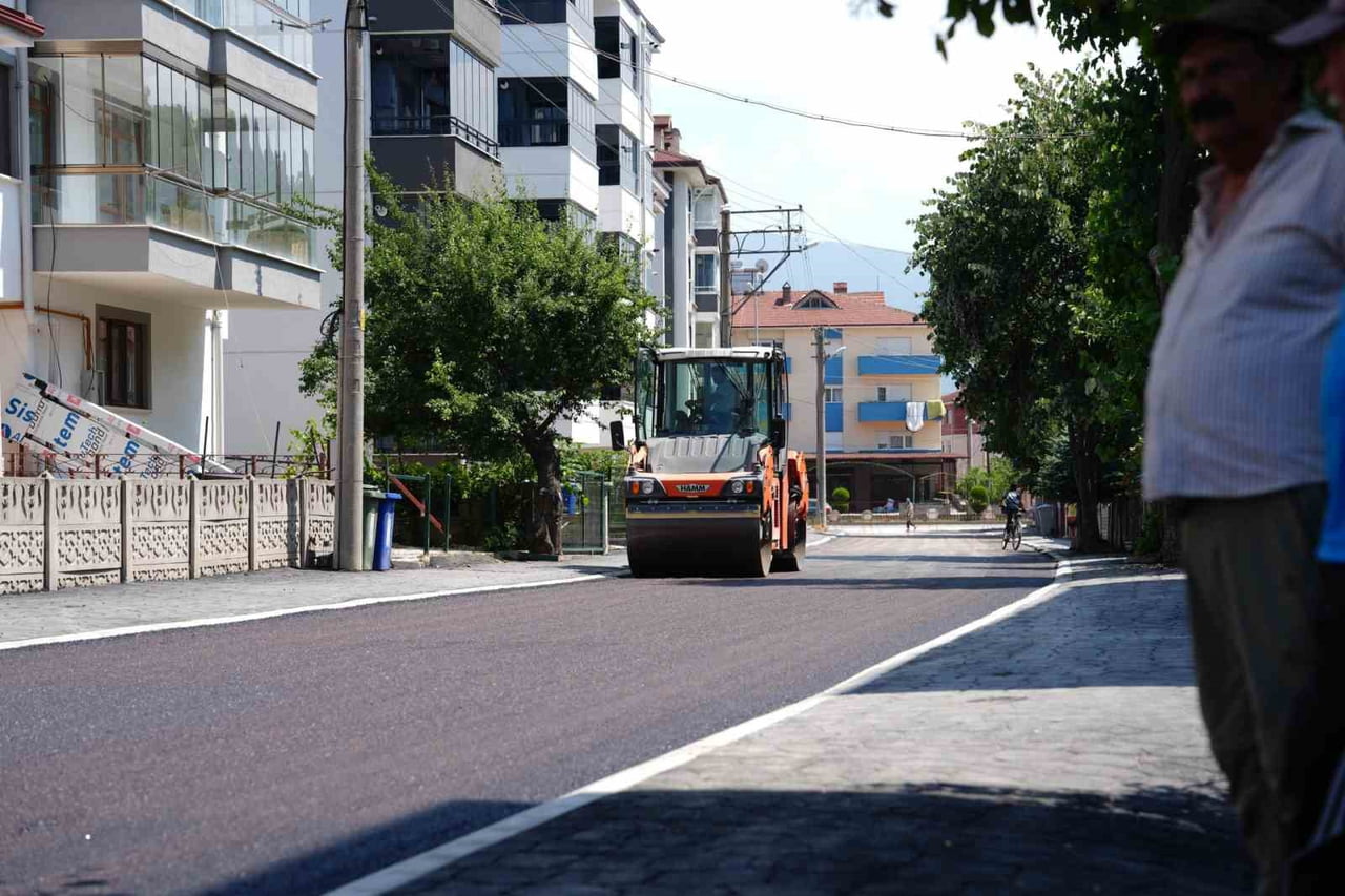 BOLU BELEDİYESİ EKİPLERİNCE AKTAŞ MAHALLESİ TUNÇ SOKAK İLE SÜMER MAHALLESİ AKASYA SOKAK’TA...