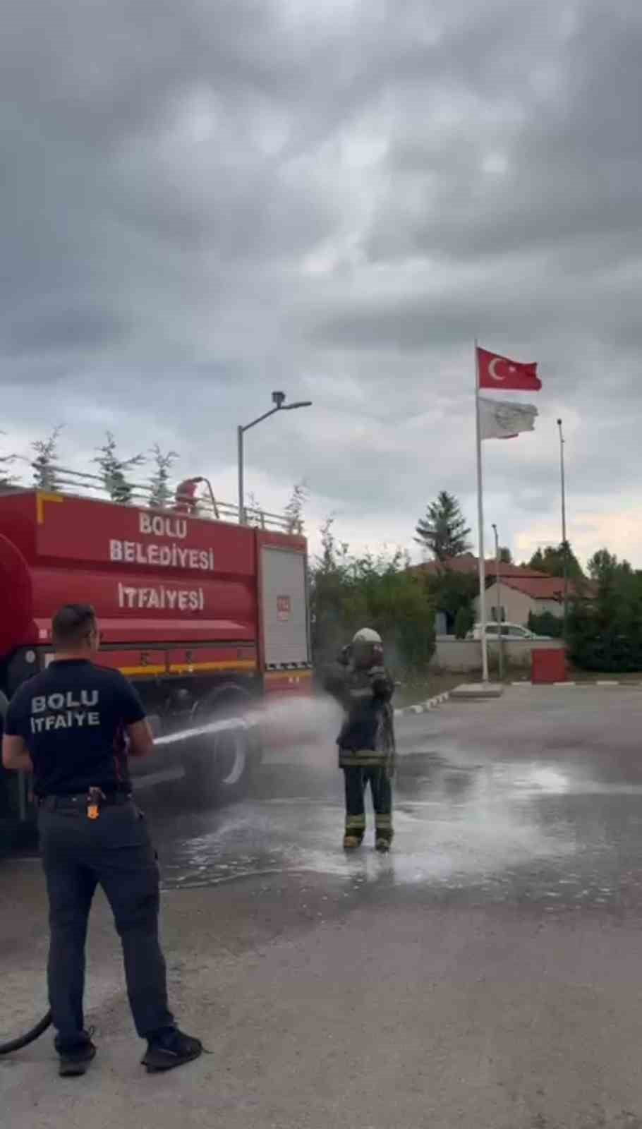 BOLU BELEDİYESİ İTFAİYE MÜDÜRLÜĞÜ’NDE STAJINI TAMAMLAYAN ÖĞRENCİ, SON GÜNÜNDE MESLEKTAŞLARININ...