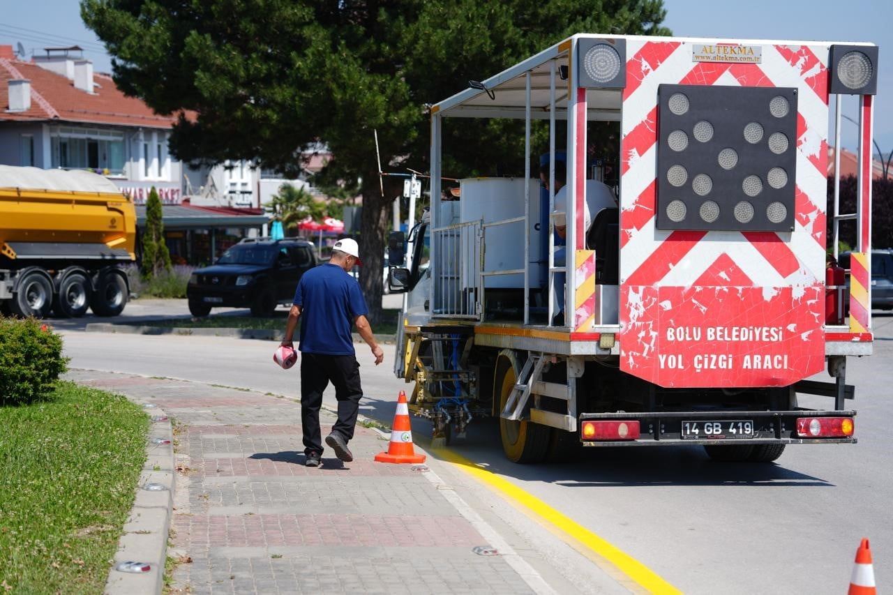 BOLU BELEDİYESİ, KENT GENELİNDE TRAFİK GÜVENLİĞİNİ ARTIRMAK VE SÜRÜŞ KONFORUNU SAĞLAMAK AMACIYLA...