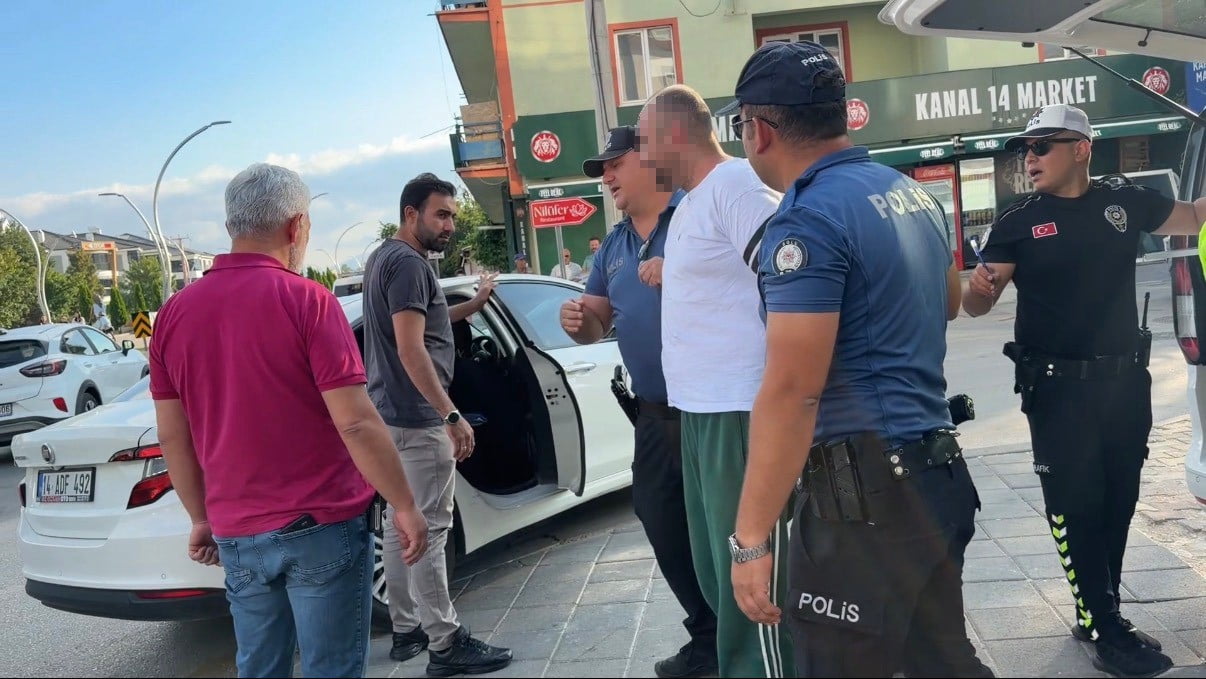 BOLU’DA 2,77 PROMİL ALKOLLÜ KULLANDIĞI OTOMOBİLLE REFÜJE VE BAŞKA BİR ARACA ÇARPAN, ARDINDAN POLİS...