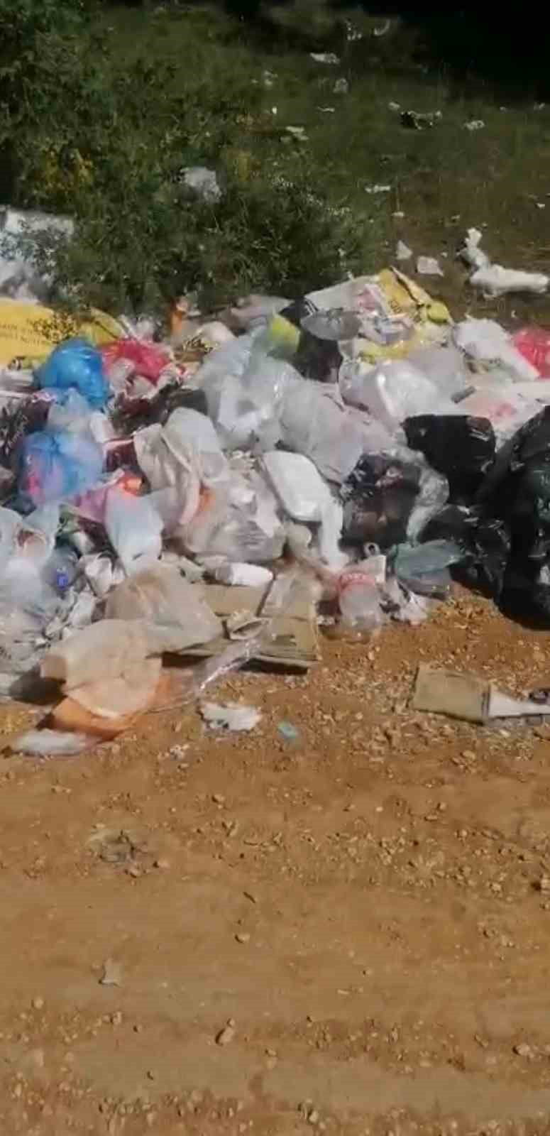 BOLU’DA AT YAYLASI’NDA BULUNAN KARAMANLI GÖLÜ MEVKİSİNDE YOL KENARINA BIRAKILAN ÇÖPLER ÇEVRE...