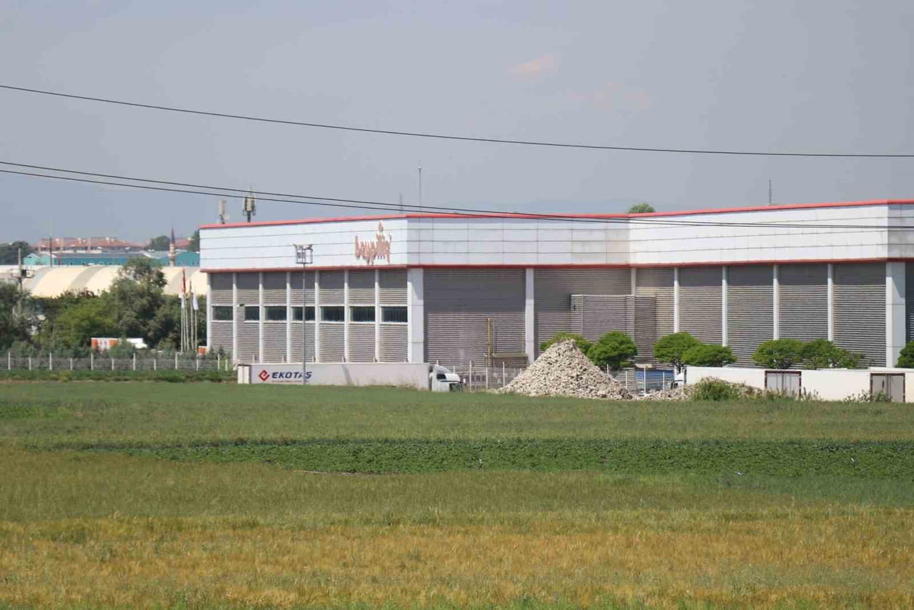 BOLU’DA BEYPİLİÇ FİRMASINA AİT KESİMHANEDE YAPILAN İLAÇLAMA NEDENİYLE 34 İŞÇİ ZEHİRLENEREK...