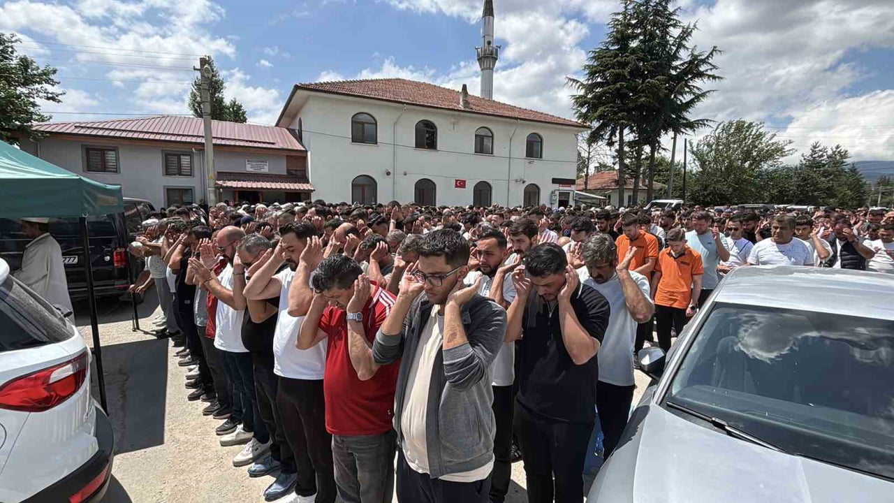 BOLU’DA CİPİN 15 METRELİK UÇURUMA YUVARLANMASI SONUCU HAYATINI KAYBEDEN EMRE YAMAN İLE SEVGİLİSİ...