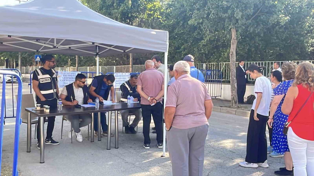 BOLU’DA, GÖREVİNDEN UZAKLAŞTIRILAN BELEDİYE BAŞKANI TANJU ÖZCAN’IN DA ARALARINDA BULUNDUĞU 19...