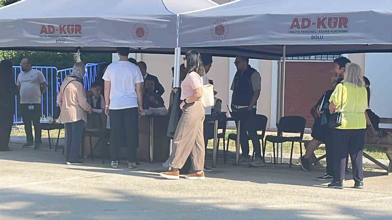 BOLU’DA, GÖREVİNDEN UZAKLAŞTIRILAN BELEDİYE BAŞKANI TANJU ÖZCAN’IN DA ARALARINDA BULUNDUĞU 19...