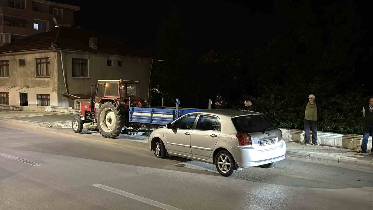 BOLU’DA KONTROLDEN ÇIKARAK PARK HALİNDEKİ TRAKTÖR RÖMORKUNA ÇARPAN OTOMOBİLDE MADDİ HASAR MEYDANA...