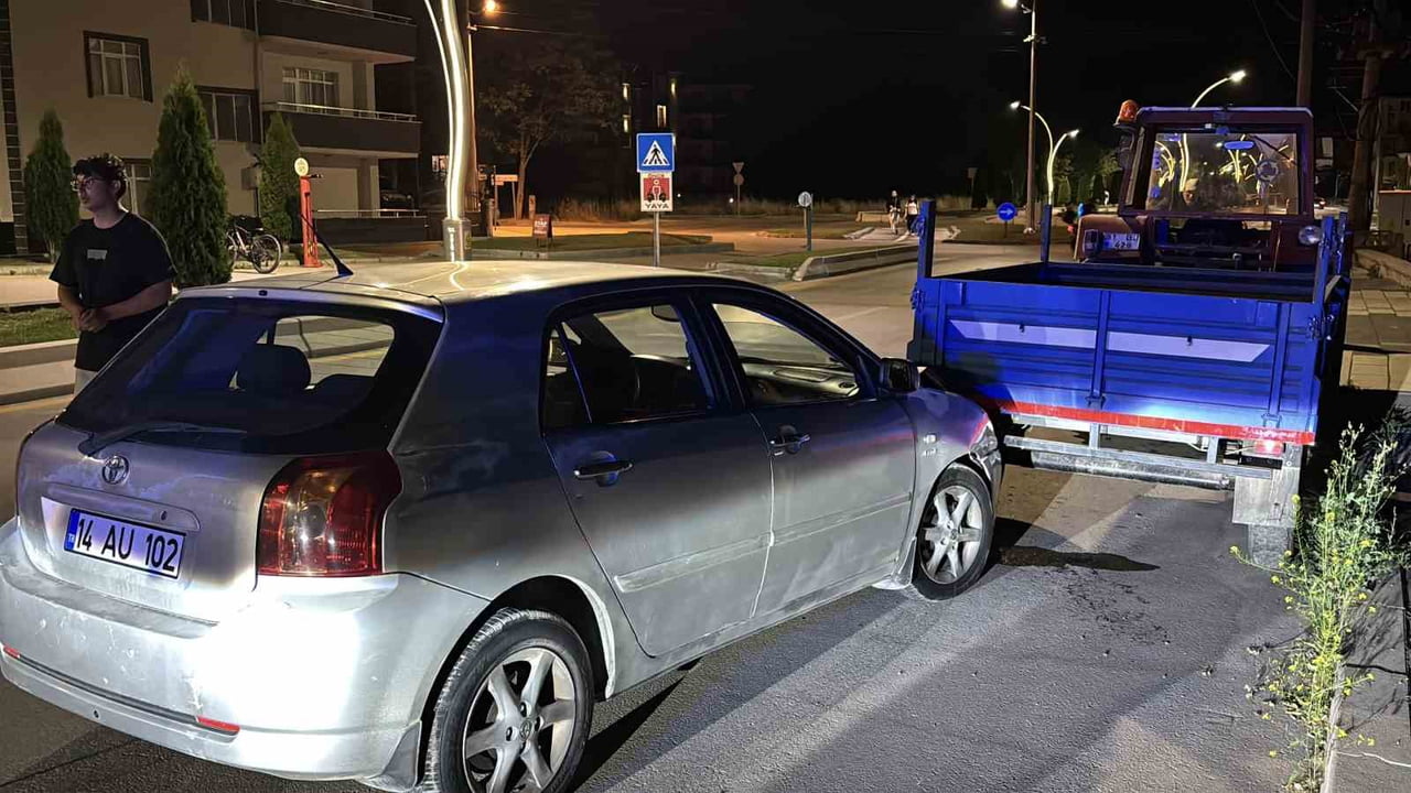 BOLU’DA KONTROLDEN ÇIKARAK PARK HALİNDEKİ TRAKTÖR RÖMORKUNA ÇARPAN OTOMOBİLDE MADDİ HASAR MEYDANA...