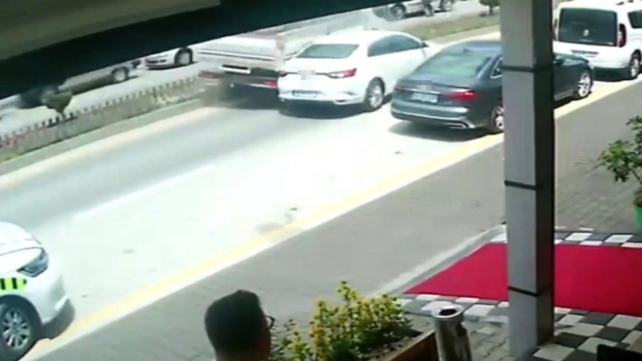 BOLU’DA ÖĞLE SAATLERİNDE CADDE ÜZERİNDEKİ PARK ALANINDAN ÇIKIŞ YAPAN OTOMOBİLE KAMYON ÇARPTI....