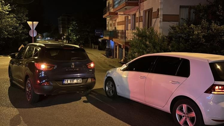 BOLU’DA PAŞAKÖY MAHALLESİ’NDE DÖNEL KAVŞAKTA CİPLE OTOMOBİLİN ÇARPIŞMASI SONUCUNDA 1 KİŞİ...