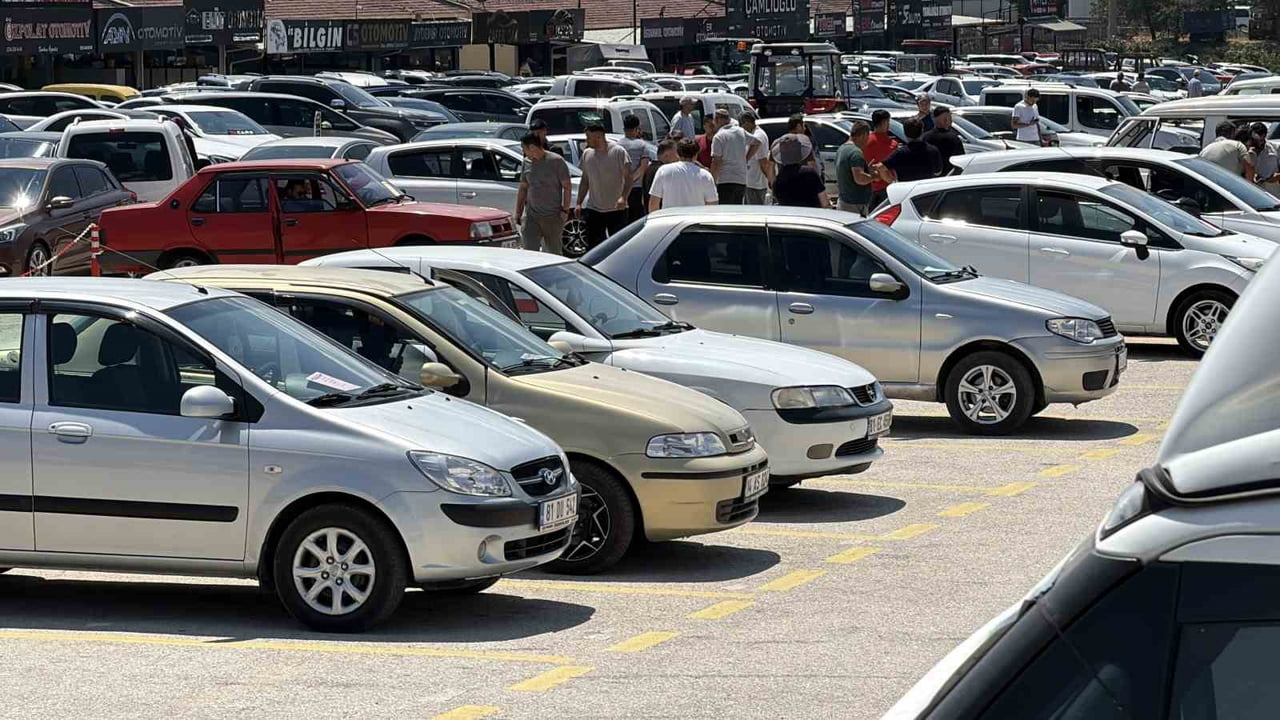 BOLU’DA PAZAR GÜNLERİ KURULAN OTO PAZARINDA, ARAÇ SAYISININ FAZLA OLMASINA RAĞMEN ALICILARIN AZ...