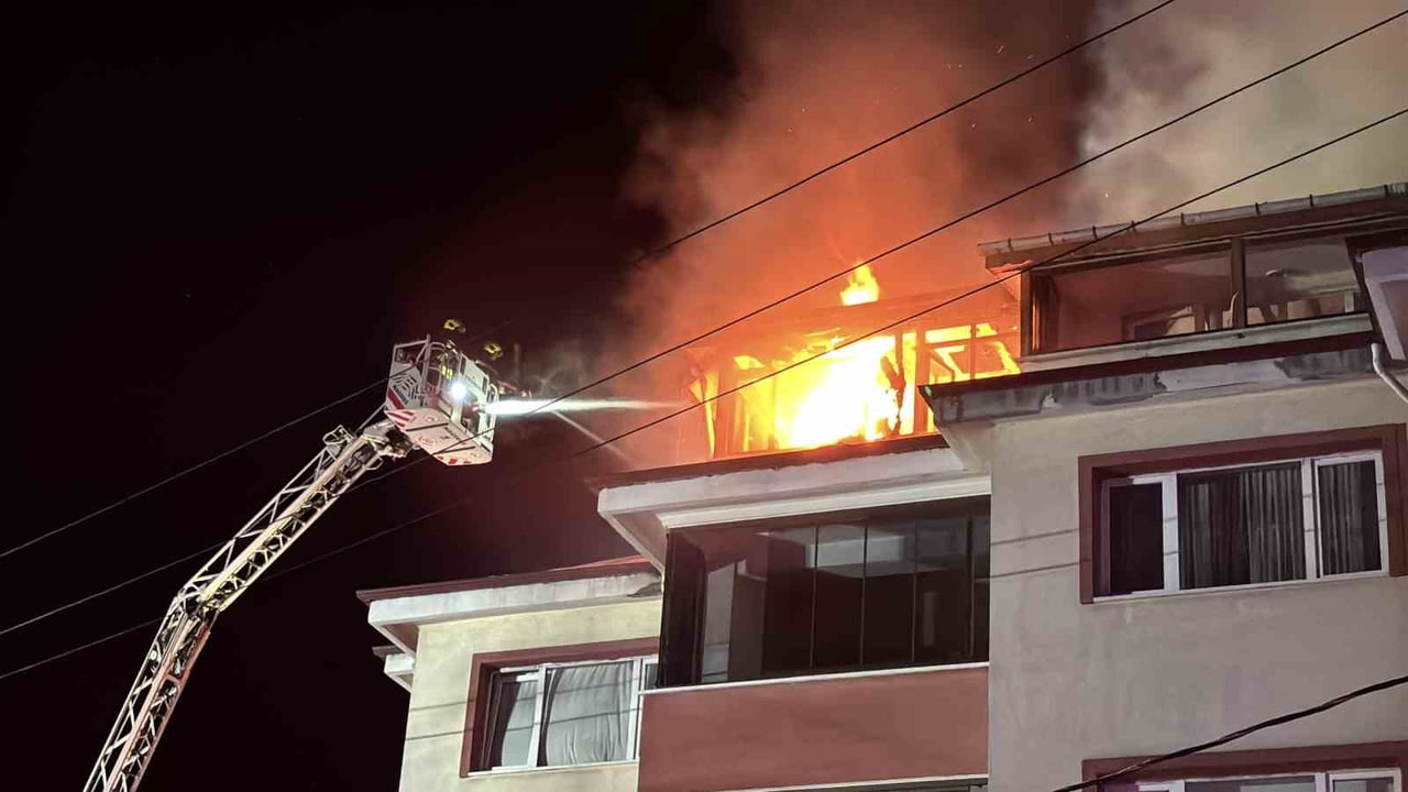 BOLU’DA TADİLATTA OLAN 4 KATLI APARTMANIN ÇATI KATINDA ÇIKAN YANGININ ALEVLERİ GECEYİ AYDINLATTI....