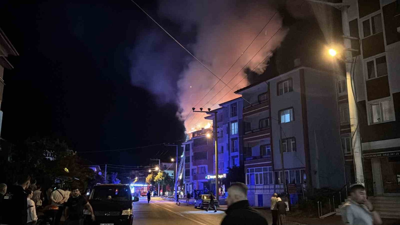 BOLU’DA TADİLATTA OLAN 4 KATLI APARTMANIN ÇATI KATINDA ÇIKAN YANGININ ALEVLERİ GECEYİ AYDINLATTI....