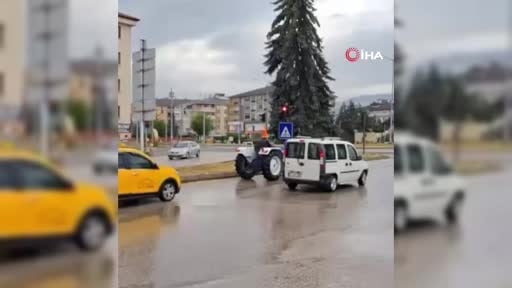 Bolu’da traktör sürücüsünden yağmura karşı ‘dubalı’ önlem