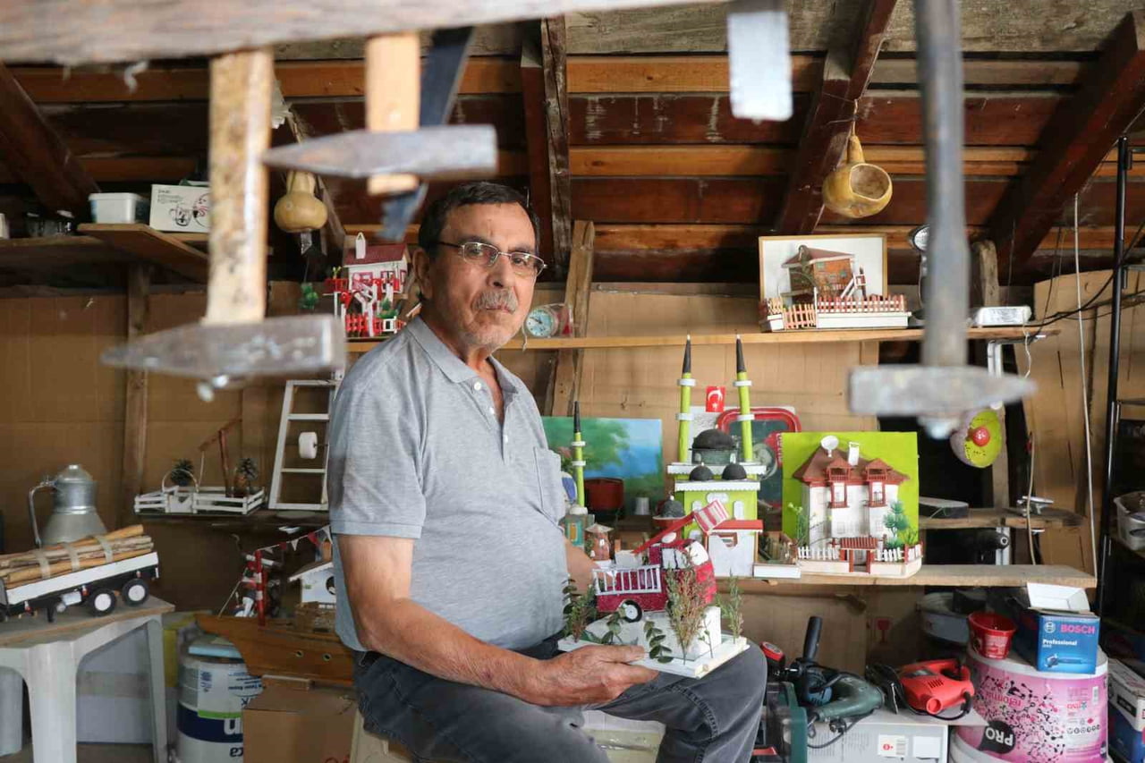 BOLU’DA YAŞAYAN 71 YAŞINDAKİ EMEKLİ MEMUR CELAL OZAN, SOKAKTAN VE İNŞAATLARDAN TOPLADIĞI ATIK...