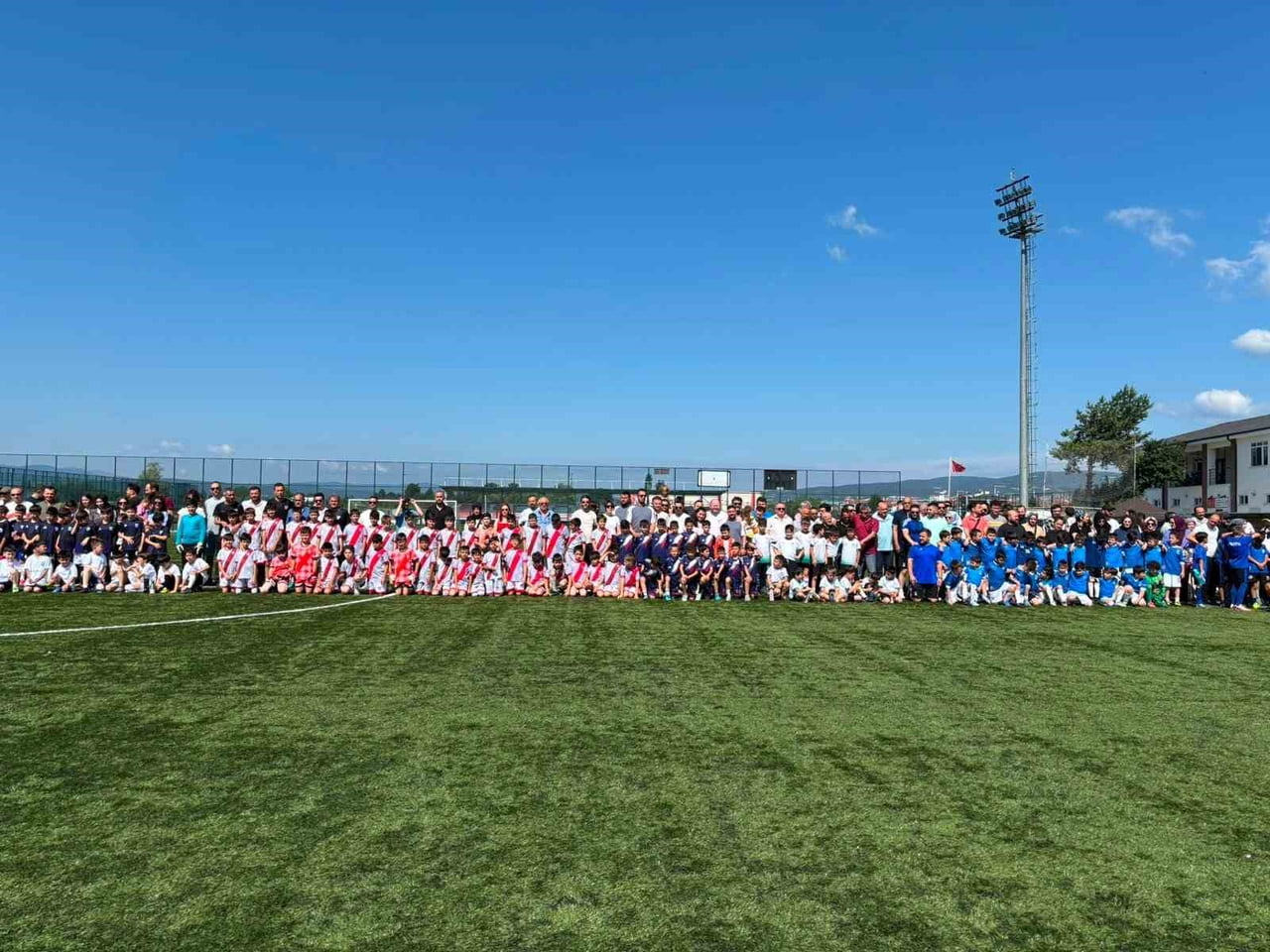 BOLU GAZETECİ VE YAZARLAR DERNEĞİ MİNİ MİNİKLER FUTBOL TURNUVASI, AÇILIŞ SEREMONİSİNİN ARDINDAN...