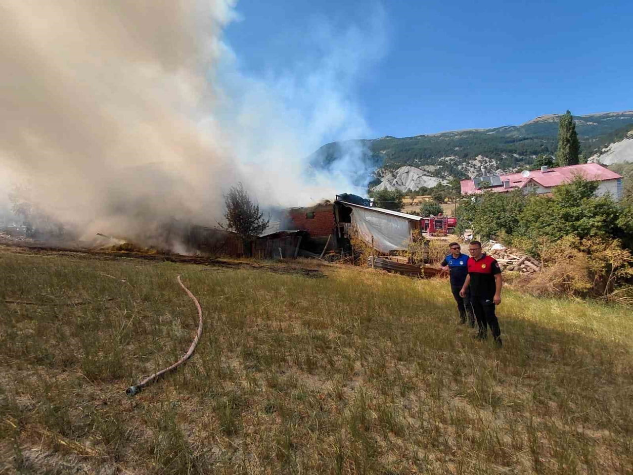 BOLU’NUN MUDURNU İLÇESİNDE AHIR VE SAMANLIKTA ÇIKAN YANGIN NEDENİYLE 2 YAPI DA AĞIR HASAR ALDI....