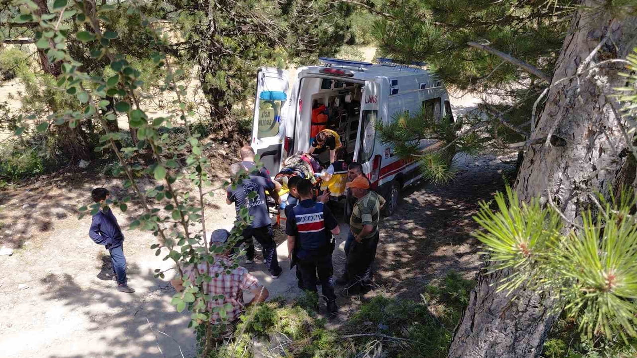 BOLU’NUN MUDURNU İLÇESİNDE GERİ MANEVRA YAPAN TRAKTÖRÜN RÖMORKUNDA BULUNAN 2 KİŞİ YERE DÜŞEREK...
