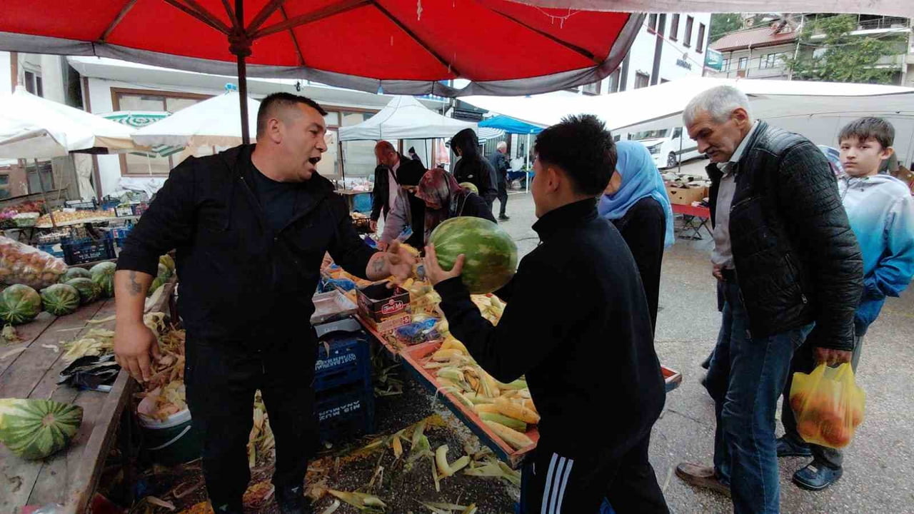 BOLU’NUN MUDURNU İLÇESİNDE PAZARCI ESNAFI ÖMER FARUK MEŞELİKAŞ, YAKLAŞIK 1 TON KARPUZU...