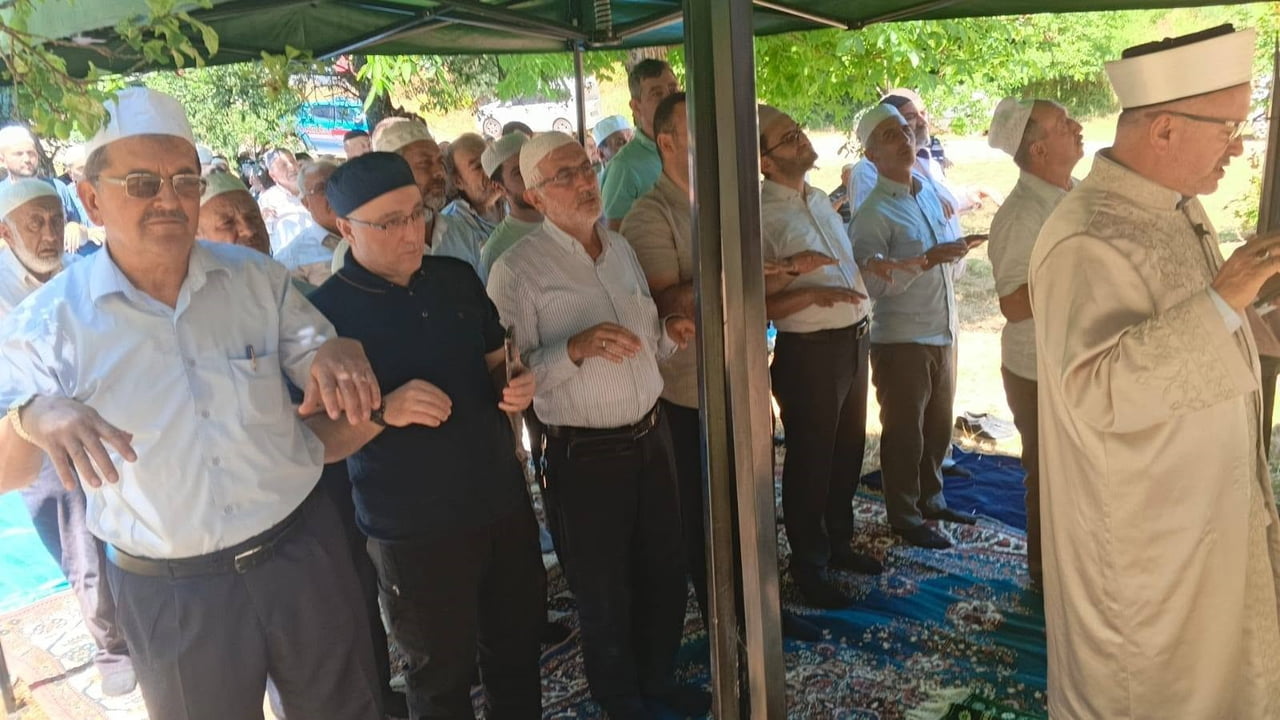 BOLU’NUN TETEMEÇELE KÖYÜNDE DÜZENLENEN GELENEKSEL ERENLER MEVLİDİ’NDE, KURAKLIKTAN KORUNMAK VE...