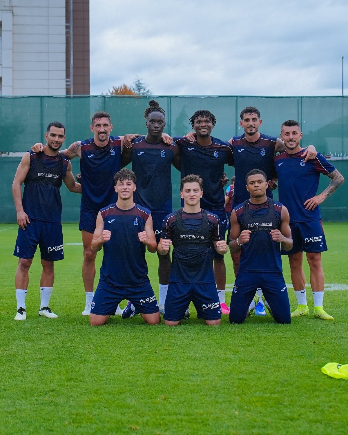 BORDO-MAVİLİLERDE YENİ SEZON HAZIRLIKLARI SÜRERKEN, ANTRENMANLARDA FUTBOLCULARIN NEŞELİ...