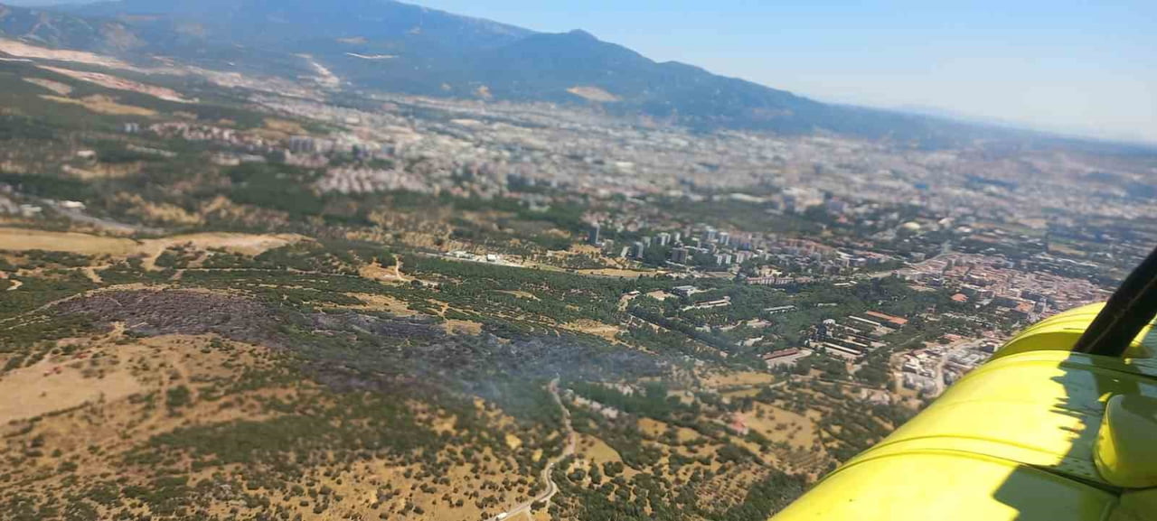 BORNOVA İLÇESİNDE ORMANLIK ALANDA ÇIKAN YANGIN, EKİPLERİN HAVADAN VE KARADAN MÜDAHALESİ SONUCU...