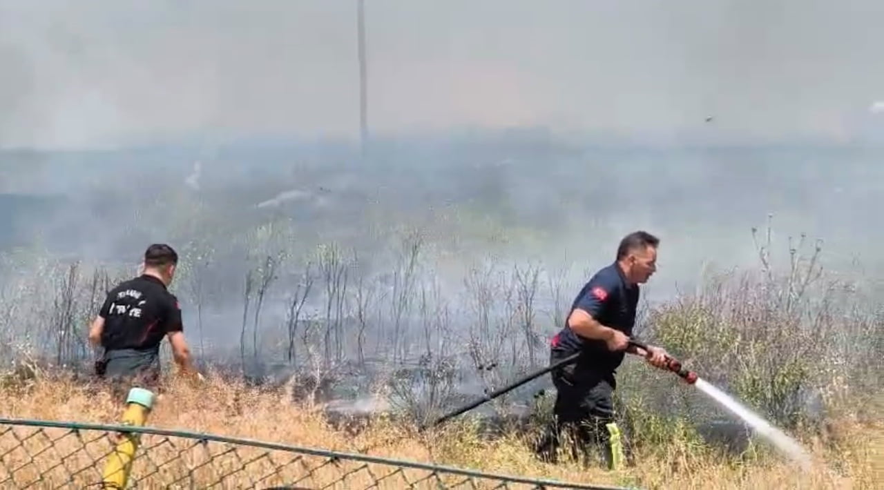 BOŞ ARAZİDE ÇIKAN ANIZ YANGINI PANİĞE NEDEN OLURKEN, YANGIN İTFAİYE EKİPLERİNİN ZAMANINDA...