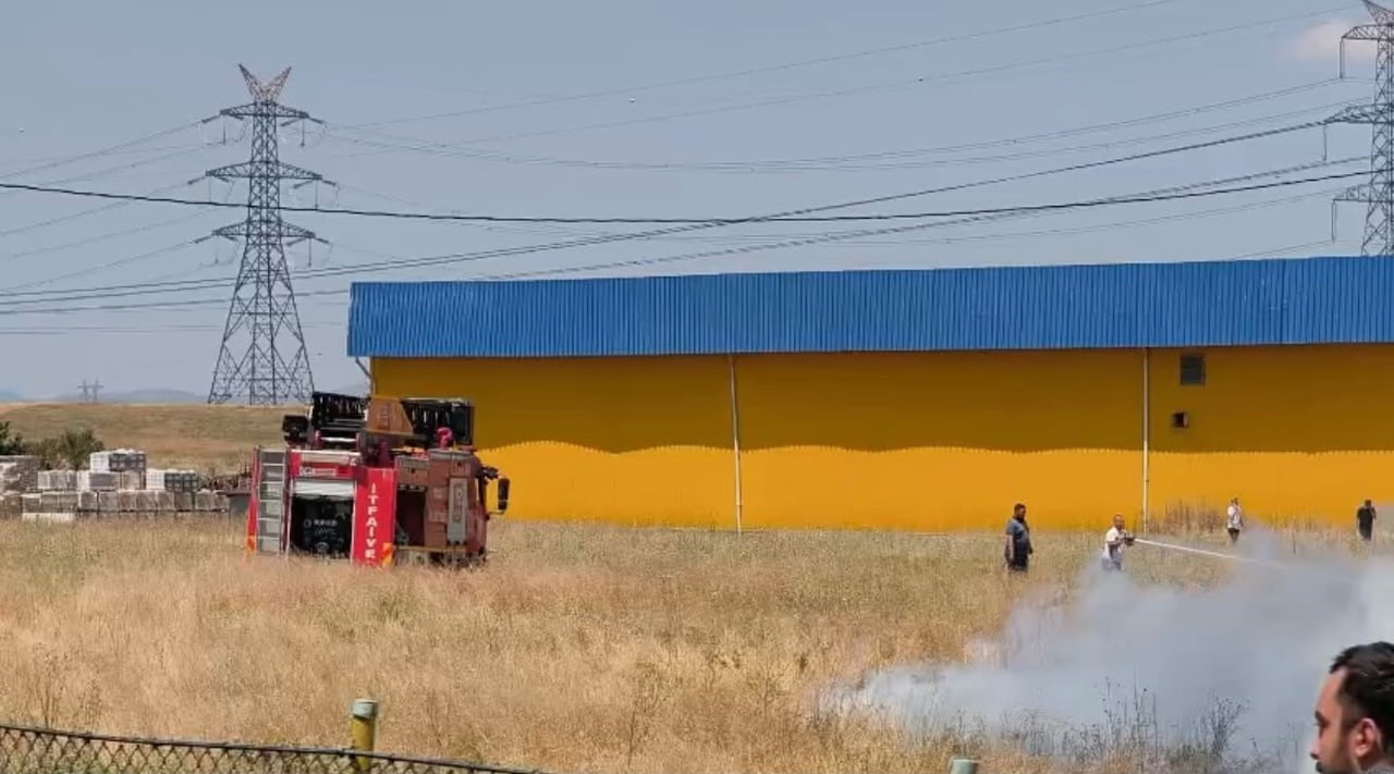 BOŞ ARAZİDE ÇIKAN ANIZ YANGINI PANİĞE NEDEN OLURKEN, YANGIN İTFAİYE EKİPLERİNİN ZAMANINDA...