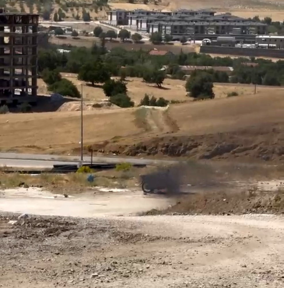 BOŞ BİR ALANDA PARK HALİNDE BULUNAN MOTOSİKLET, ALEV ALARAK KULLANILAMAZ HALE GELDİ.