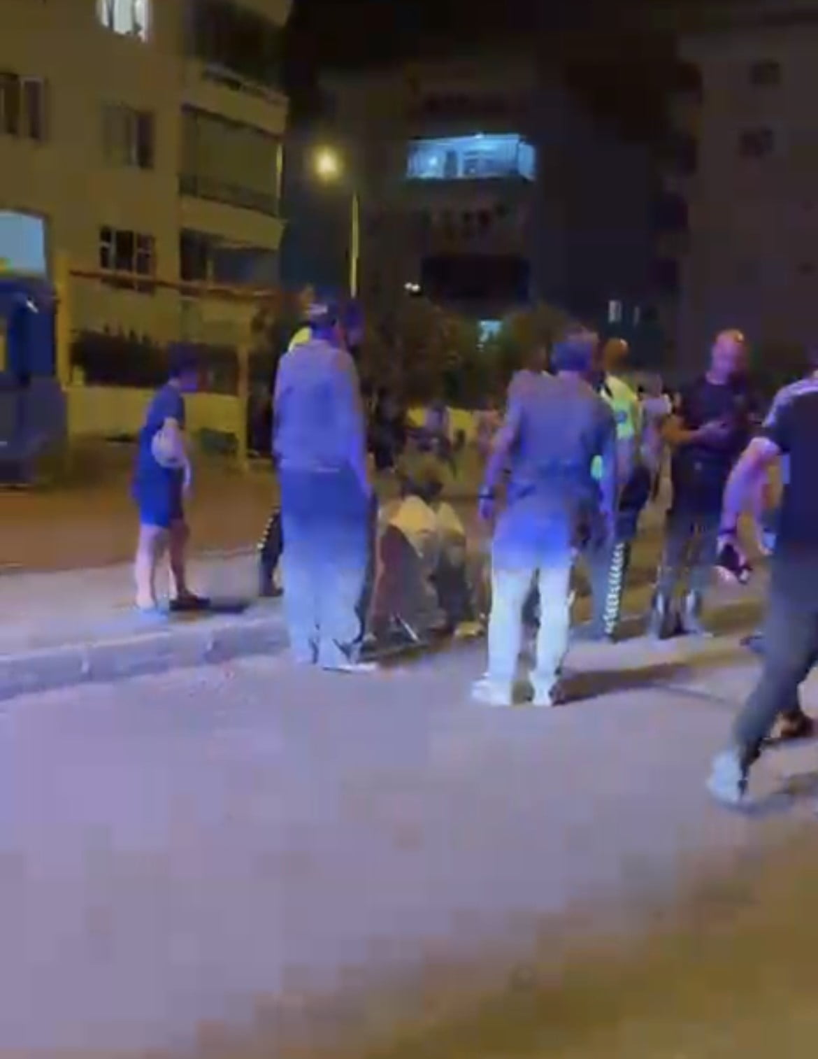 BOYNUNDAN YARALANAN GENÇ KIZ HASTANEYE KALDIRILIRKEN, OLAYIN ŞÜPHELİSİ POLİS EKİPLERİNCE KISA...