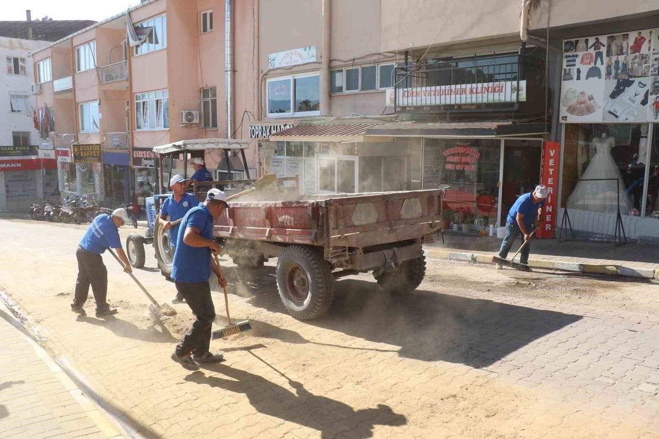 BOZDOĞAN'DA DOĞALGAZ ÇALIŞMASI SONRASI YOLLARDA TEMİZLİK ÇALIŞMASI