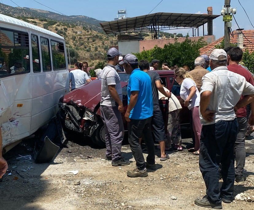 BOZDOĞAN’DA İŞÇİ SERVİSİ İLE OTOMOBİL ÇARPIŞTI:3 YARALI