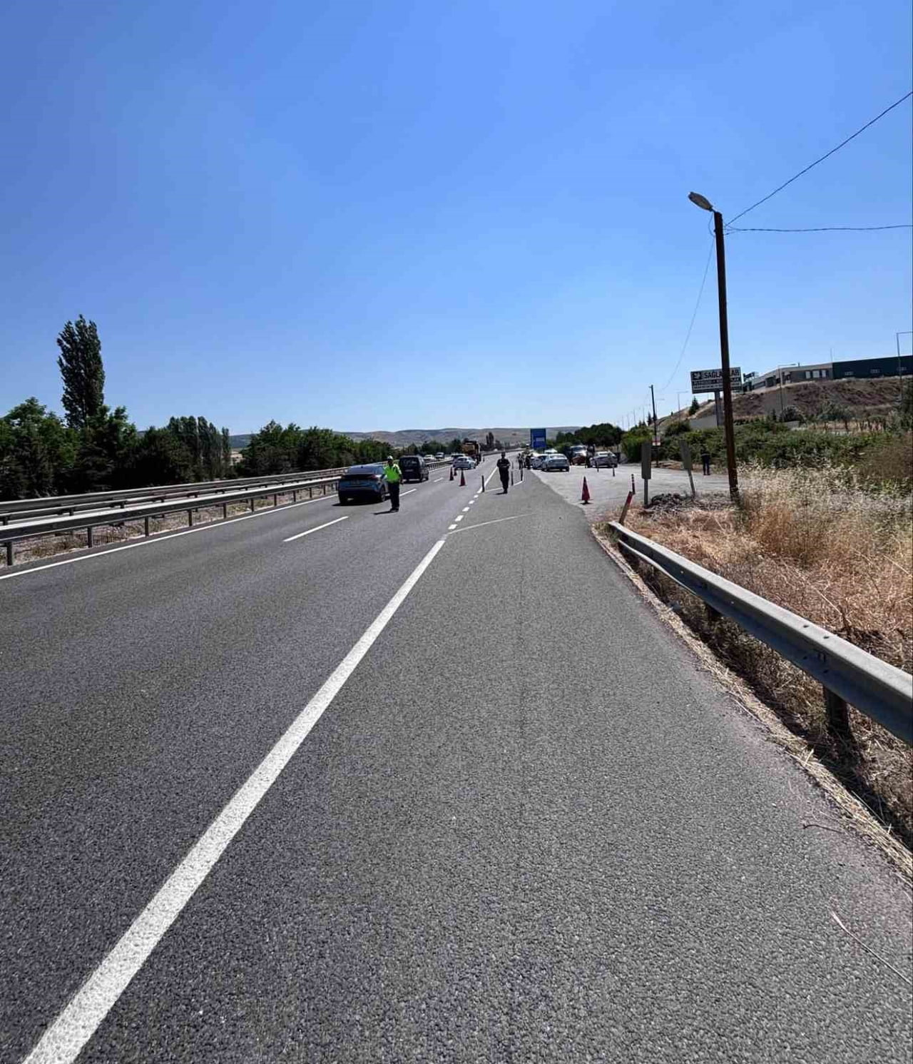 BOZÜYÜK İLÇESİNDE YOL KONTROL NOKTASI (YKN) UYGULAMASI KAPSAMINDA 445 ŞAHIS İLE BİN 235 ARAÇ...