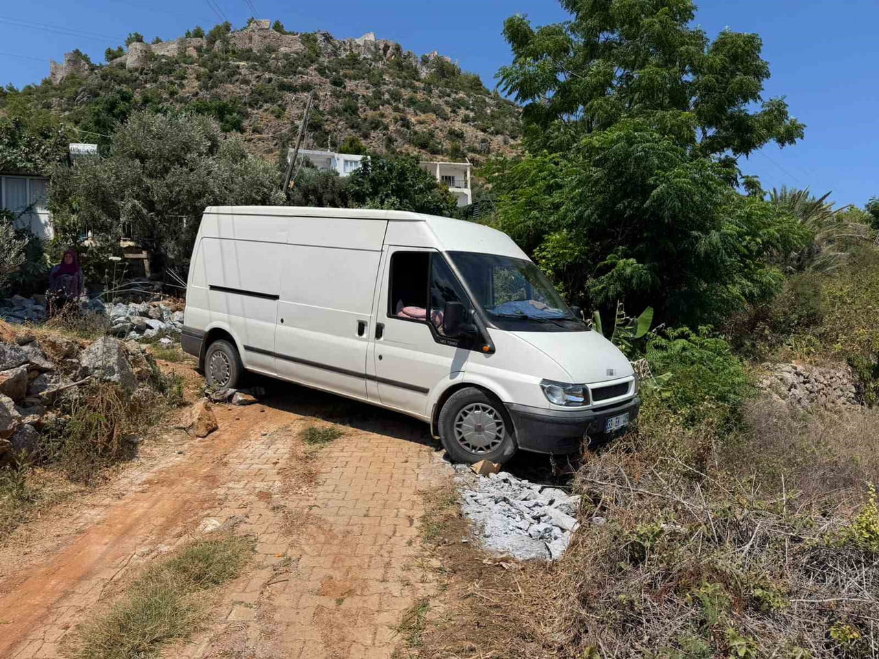 BOZYAZI İLÇESİNDE ÇIKMAZ SOKAKTAN DÖNÜŞ YAPAN TİCARİ ARAÇ YOLDAN ÇIKTI