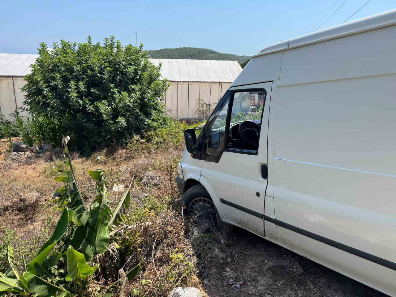 BOZYAZI İLÇESİNDE ÇIKMAZ SOKAKTAN DÖNÜŞ YAPAN TİCARİ ARAÇ YOLDAN ÇIKTI