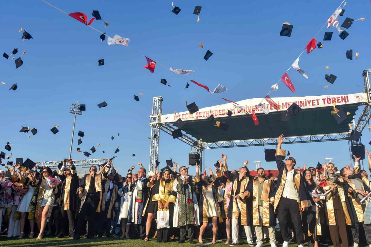 BŞEÜ'DE AKADEMİK YILI MEZUNİYET COŞKUSU