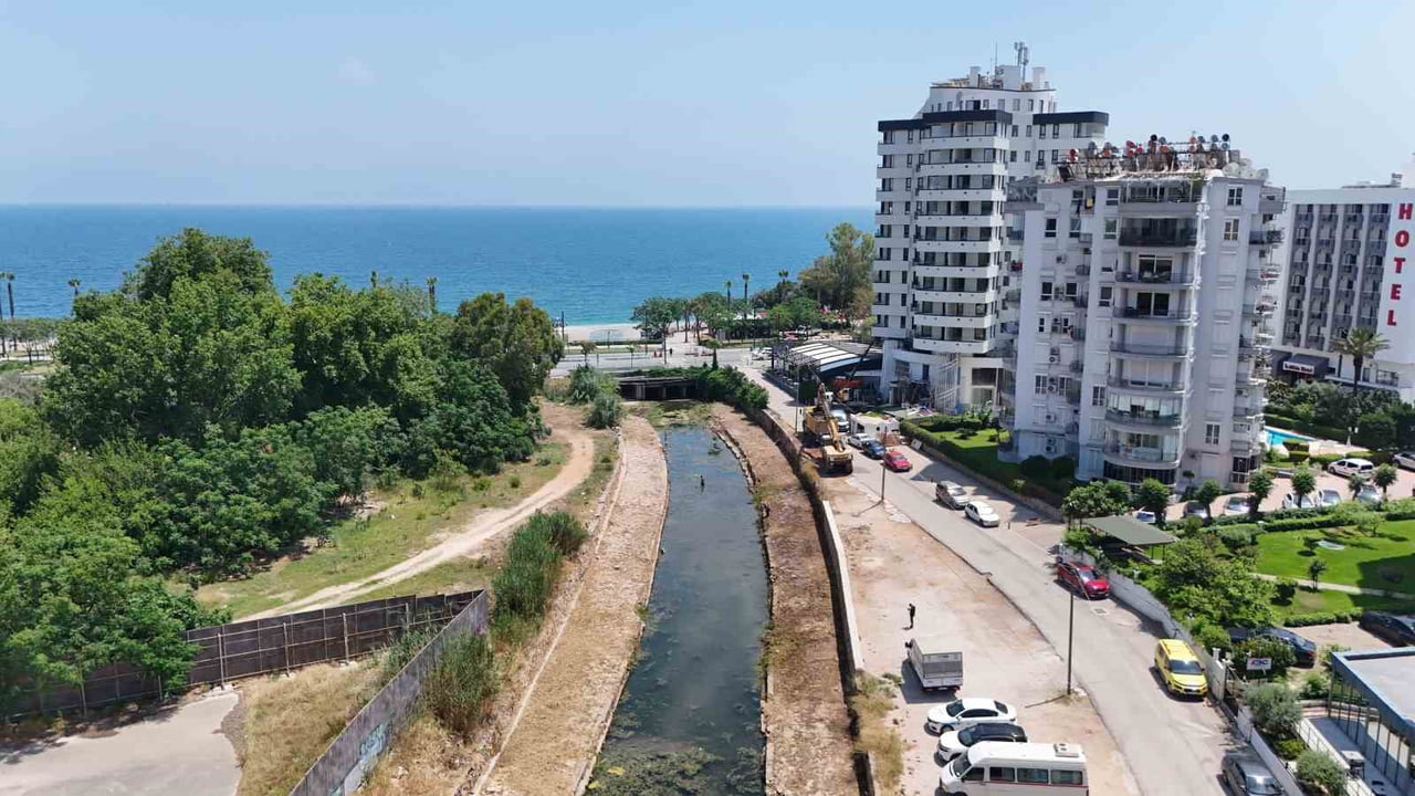 BU ÇALIŞMALARLA HEM KÖTÜ KOKU VE HAŞERE OLUŞUMU ÖNLENİYOR HEM DE MUHTEMEL TAŞKIN RİSKLERİNE KARŞI...