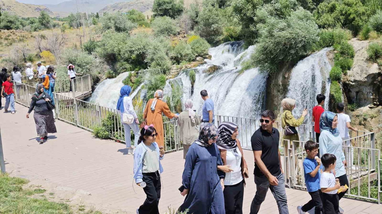 BU YIL YOĞUN YAĞIŞLARLA BİRLİKTE DEBİSİ YÜKSELEN VAN'IN MURADİYE ŞELALESİ, YAZ MEVSİMİYLE BİRLİKTE...