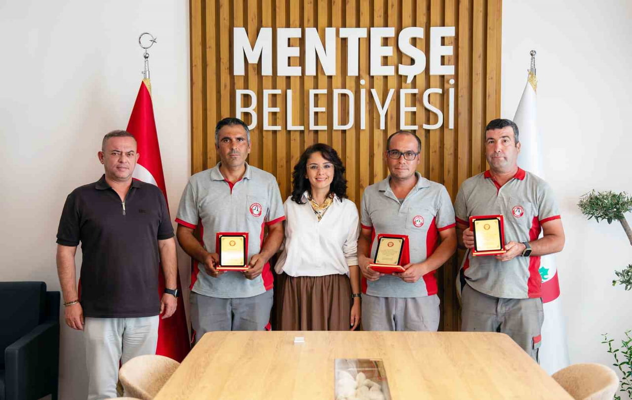 BULDUKLARI ÇANTAYI SAHİBİNE TESLİM EDEN PERSONELE MENTEŞE BELEDİYE BAŞKANI GONCA  KÖKSAL ARAS’TAN...