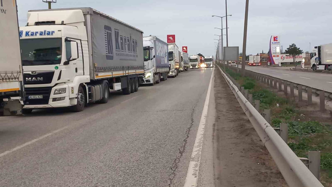 BULGARİSTAN'DA ETKİSİNİ ARTIRAN HAVA SICAKLIKLARI NEDENİYLE AĞIR TONAJLI ARAÇLARA GEÇİCİ TRAFİK...