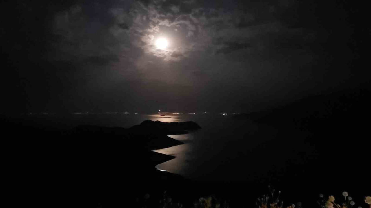 BULUTLARIN ARASINDAN YÜKSELEN GEYİK DOLUNAYI, VAN GÖLÜ VE SAİNT THOMAS KİLİSESİ İLE...