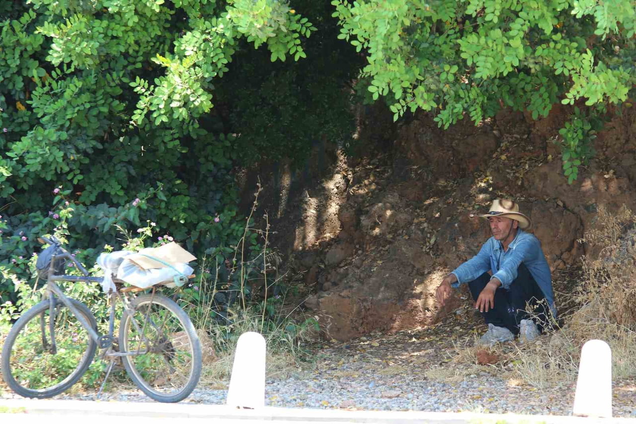 BUNALTICI HAVADA SAHİLE AKIN EDEN TATİLCİLER, DENİZE GİREREK SERİNLEDİ.
