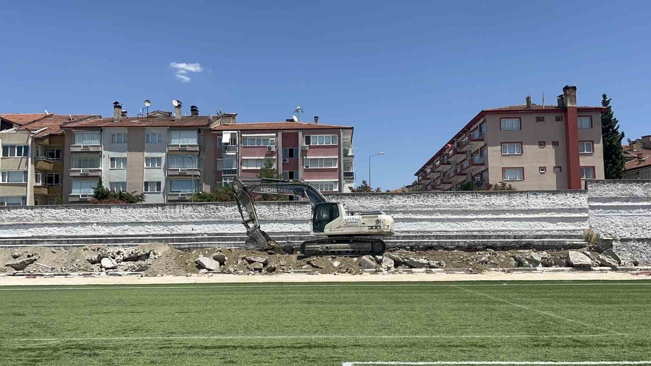 BURDUR'DA 1955 YILINDA HİZMETE AÇILAN VE YAKLAŞIK 71 YILDIR KENTİN FUTBOL HAFIZASINDA ÖNEMLİ BİR...