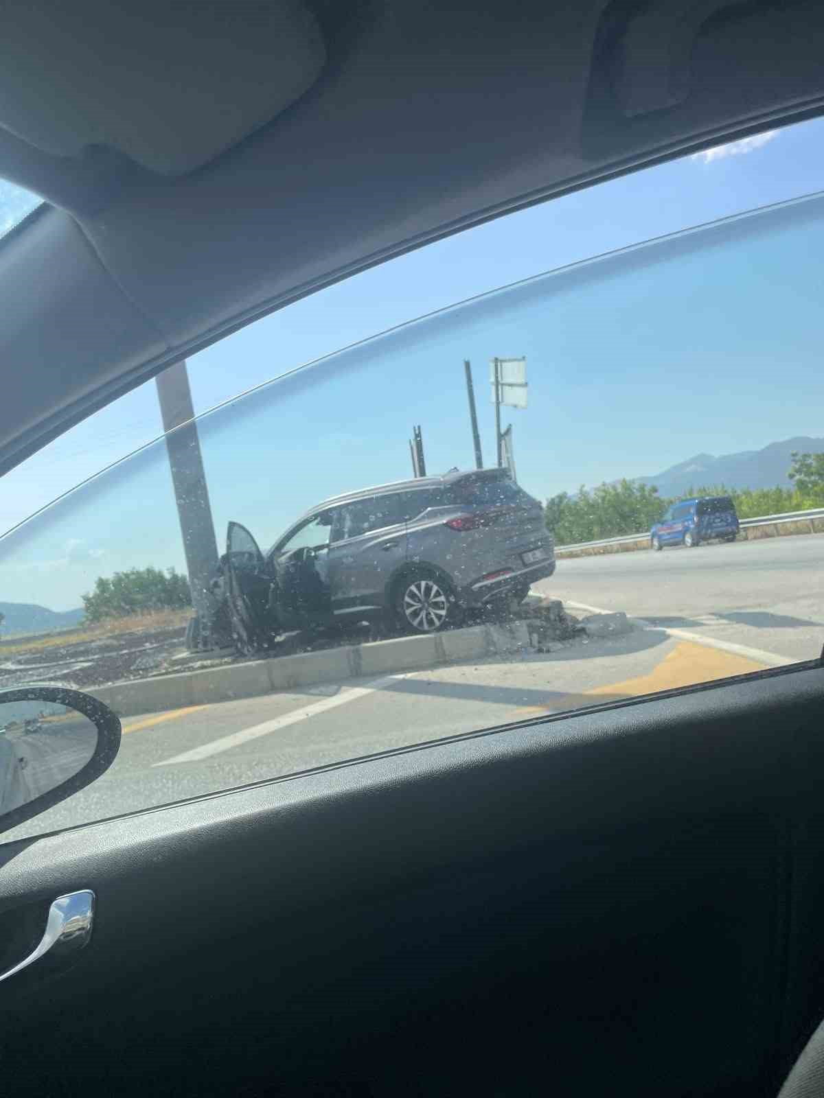 BURDUR'DA 2 OTOMOBİLİN ÇARPIŞMASI SONUCU MEYDANA GELEN TRAFİK KAZASINDA 4 KİŞİ YARALANDI.