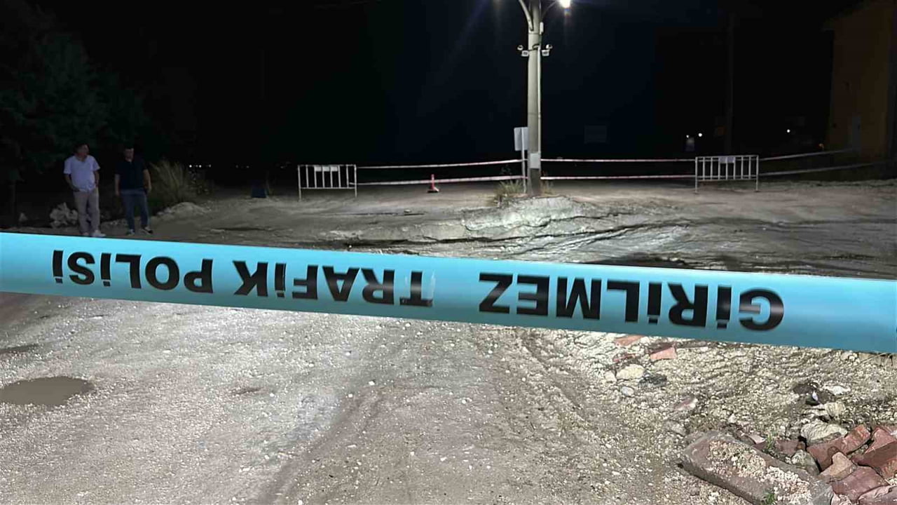 BURDUR'DA AKŞAM SAATLERİNDE ETKİLİ OLAN SAĞANAK YAĞIŞIN ARDINDAN KÖPRÜNÜN YOL KISMINDA ÇÖKME...