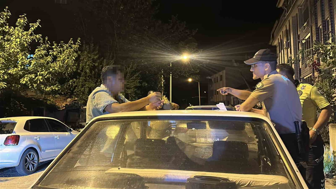 BURDUR'DA ALKOLLÜ SÜRÜCÜSÜ, OTOMOBİLİNİ PARK ETMEYE ÇALIŞIRKEN ÖNDEKİ OTOMOBİLE ÇARPARAK KAZA...