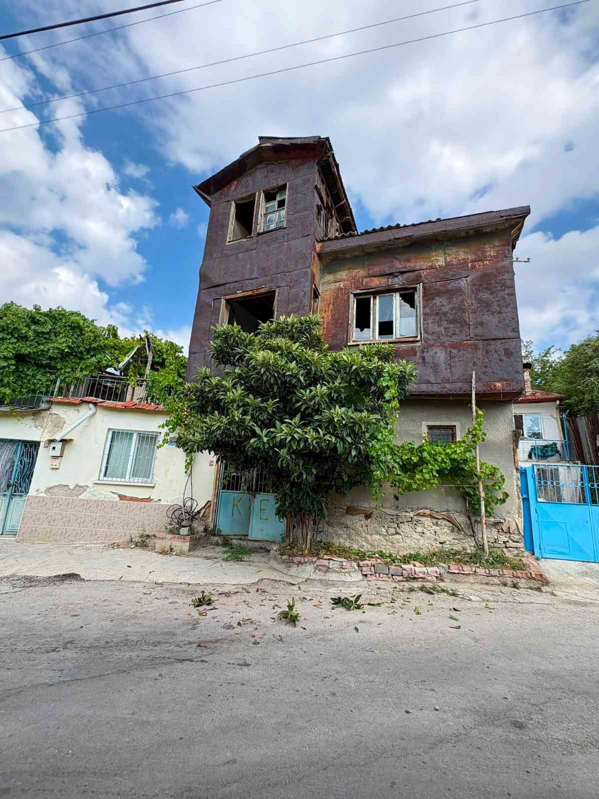 BURDUR'DA CAN VE MAL GÜVENLİĞİNİ TEHDİT ETTİĞİ BELİRLENEN BİNA, GEREKLİ YASAL İŞLEMLERİN...